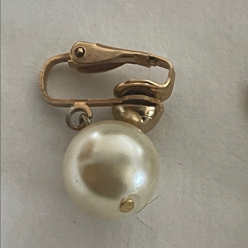 Elegant Gold-tone and Pearl Drop Earrings - no markings - Picture 4 of 10